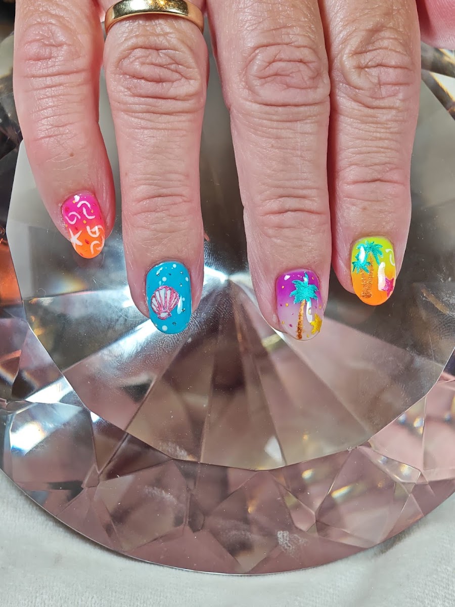 Handgeschilderde nagels met palmbomen, een schelp en neonkleuren.